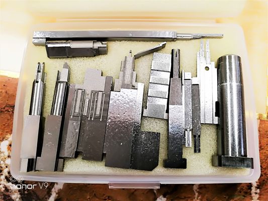Morrem as peças plásticas da modelagem por injeção de peças de precisão do Cnc da inserção dos acessórios